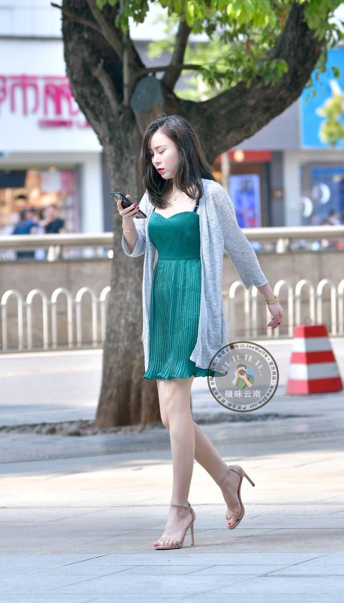 街拍:抛去职业装，试试清新大气的淑女范连衣裙，太显美!