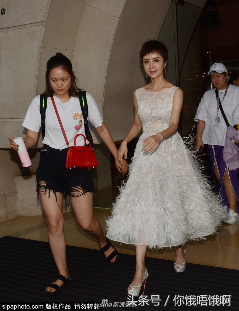 厚底恨天高范冰冰都戒掉了 金巧巧还在穿 高跟鞋品味也太差了