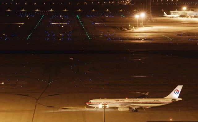 晚上乘坐飞机,不仅机票便宜速度也快,但为何大家都不喜欢呢