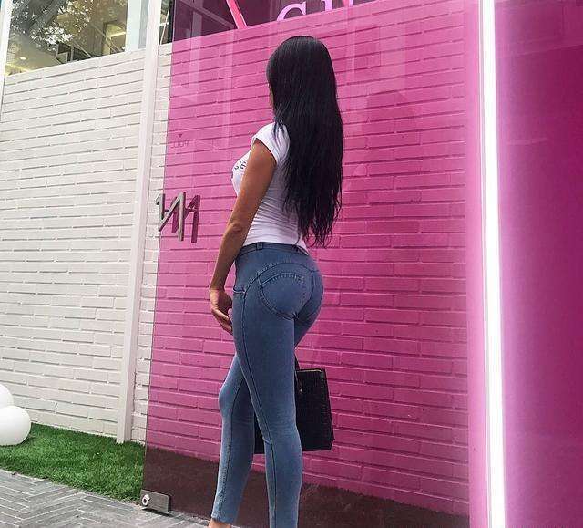 街拍：穿起来显得简洁而不失魅力，小姐姐牛仔裤别出新裁