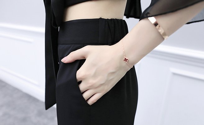 30女人尽量别裙子配高跟鞋，不适合!这样穿短裤套装才性感凉爽