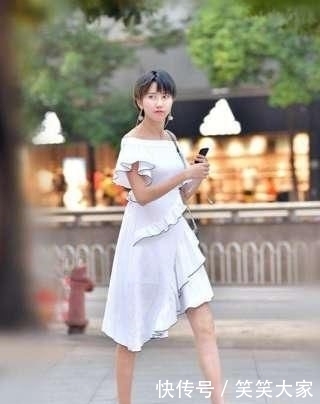 「 优美」走在街上彰显年轻女人的优美身姿，绝美的气质美女