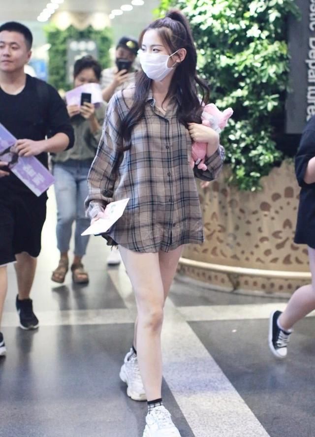 杨超越太会玩,这次又玩“下装失踪”,但上衣却又如此低调保守!