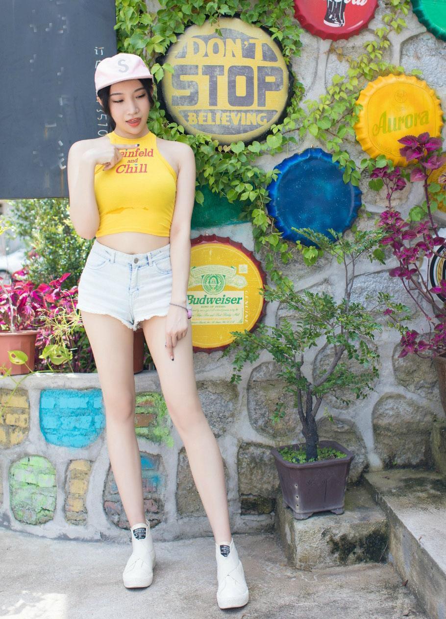 街拍：极具女人味，完美身材小姐姐若桃李太美丽