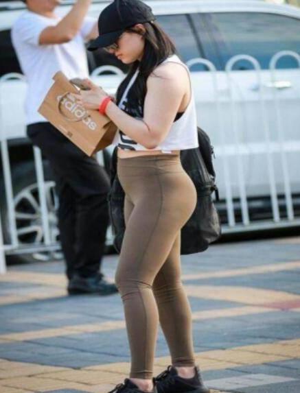 街拍:图3露脐超短裤好清凉,图4似乎误会了什么,你最中意谁?