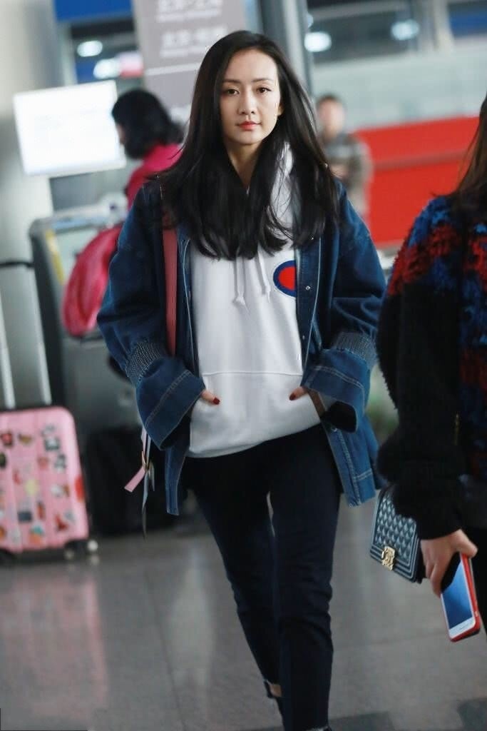 王鸥一条破洞牛仔裤秀曲线，网友：这腿真的撩到我了！