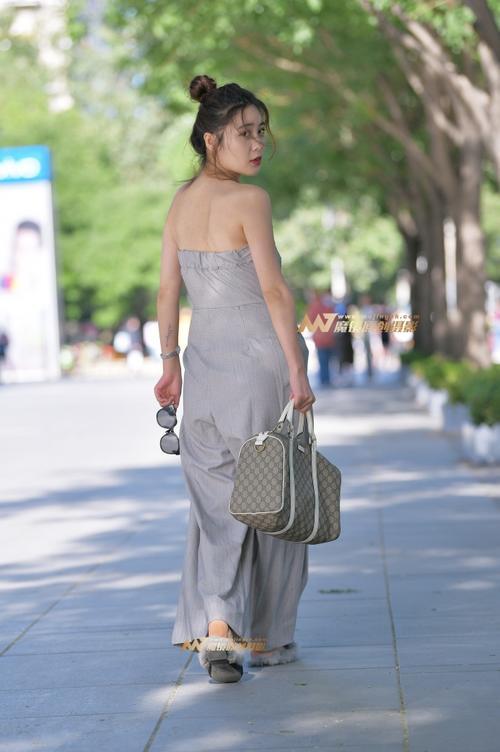 路人街拍，休闲裙裤的小姐姐，看上去很舒适