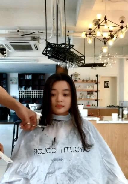 因天气太热想剪个短发的大饼脸妹子，理完后秒变气质女神惊艳众人
