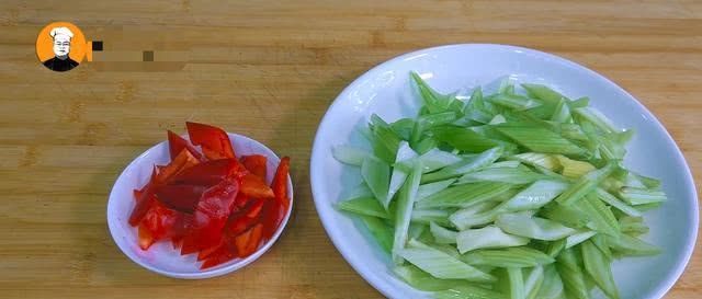  老刘教：老刘教你西芹百合做法，简单营养，碧绿清脆