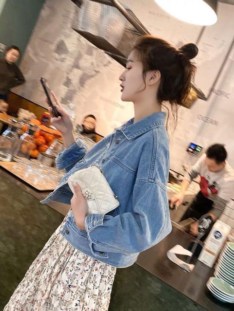  复古：永不过时的复古外套，搭配裙子，俏皮又可爱