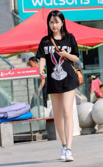 乖巧小姐姐时尚的服装，让小姐姐甚是迷人，可爱的表情很是吸引目