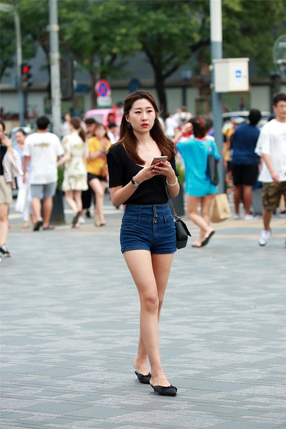 美女左顾右盼的再找谁