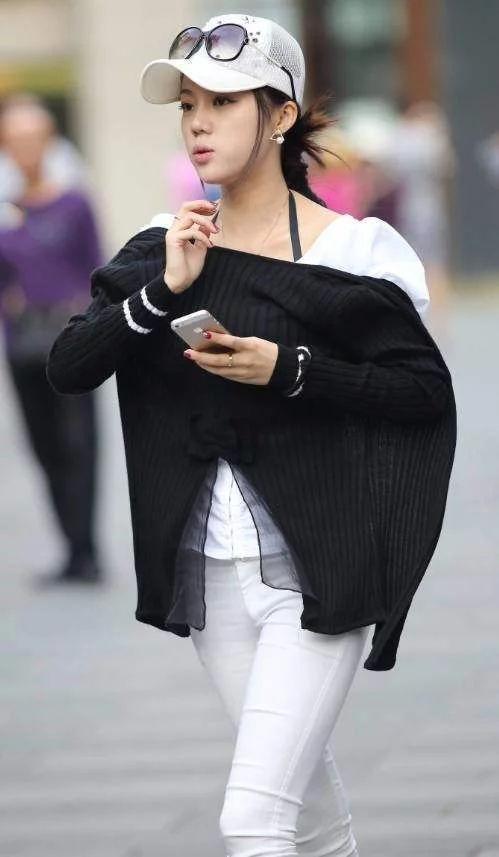 气质小姐姐白色紧身裤，精致的五官，气质优雅迷人