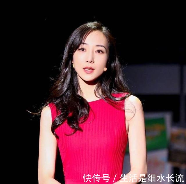 别看陈慧琳45岁，先后撞衫韩雪和赵丽颖，身材可一点都不输呢！