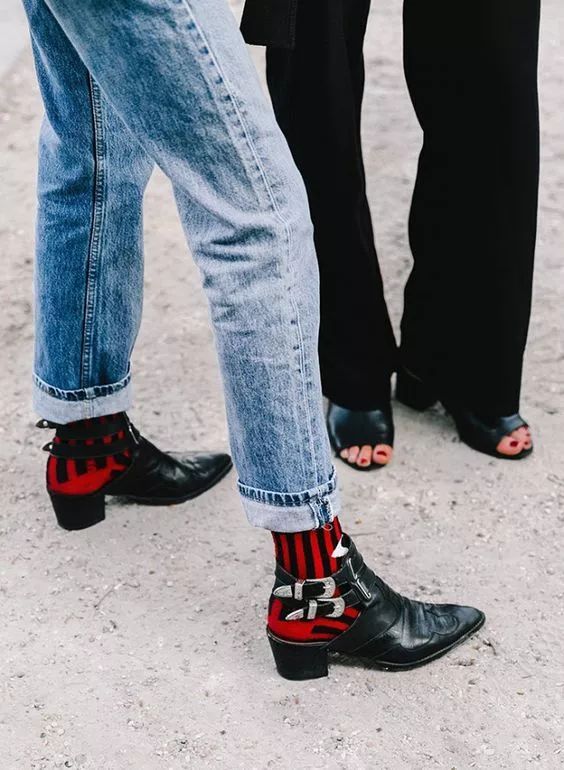 穿着相同鞋子 只有袜子能代表你的个性了