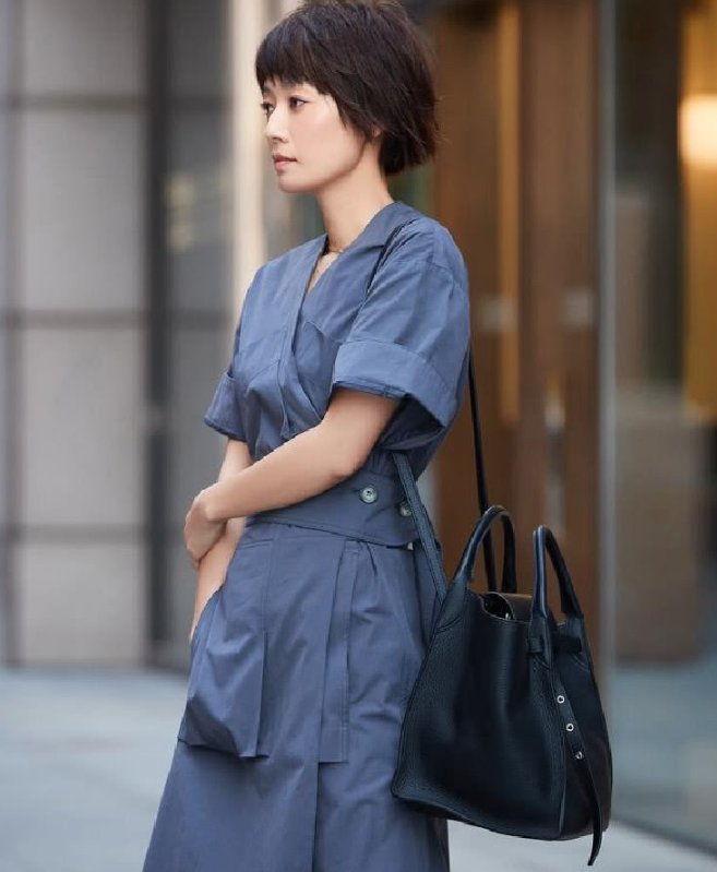 马伊琍身穿一袭抹胸长裙，实力上演腰间突出，只怪花纹设计太奇葩