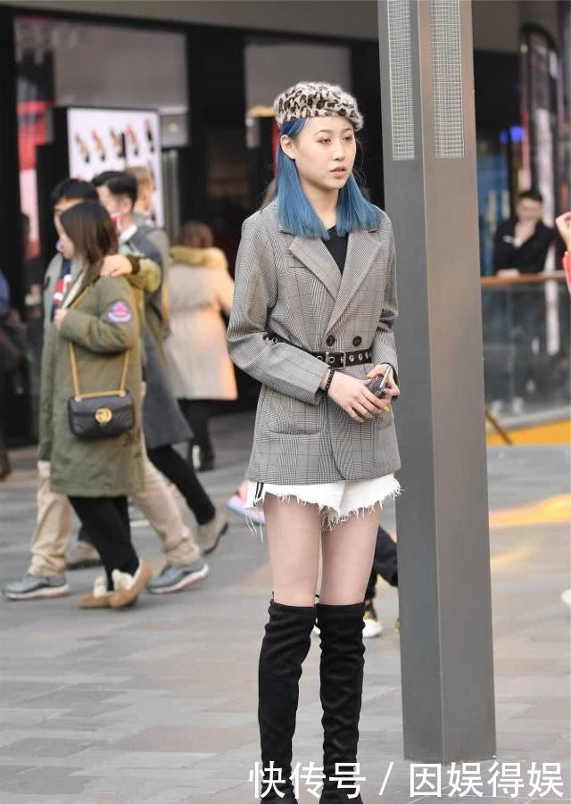 『毛边』路人街拍,小姐姐笑容十分可爱,穿白色毛边牛仔短裤,真心太美了