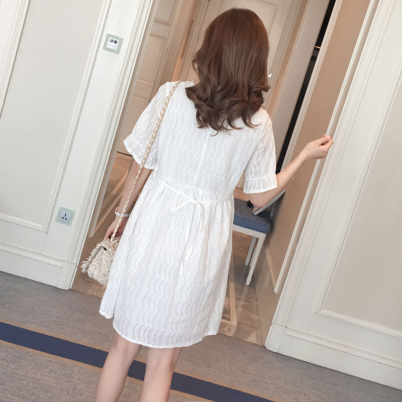 蕾丝花边的裙子更显女性魅力，就算是宝妈穿着也会很优雅