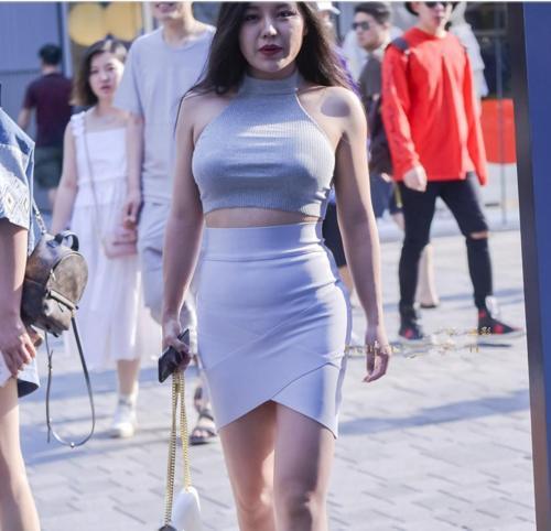 街拍:小姐姐吊带配牛仔裤,破洞怎么会如此尴尬