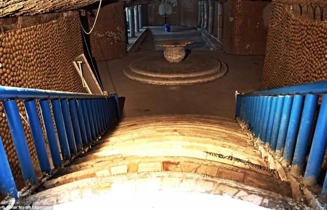 他用半个世纪捡来的垃圾建成教堂，不用起重机，仅凭双手创造奇迹