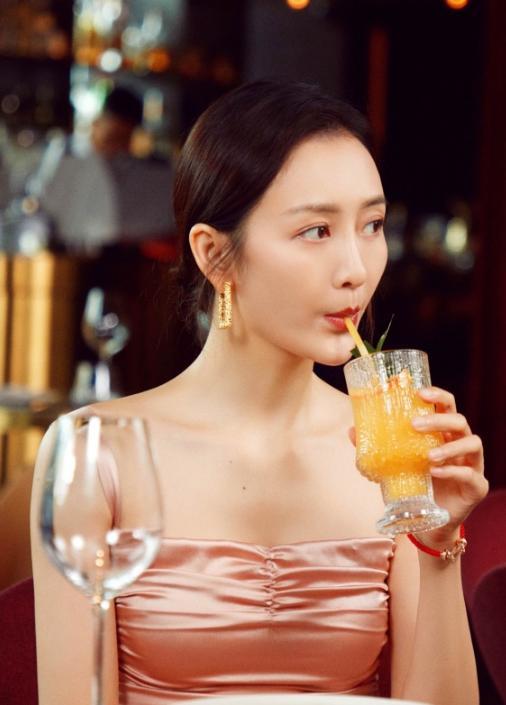 王鸥、迪丽热巴、张雪迎撞衫DolceGabbana礼服，同样的衣服穿出不