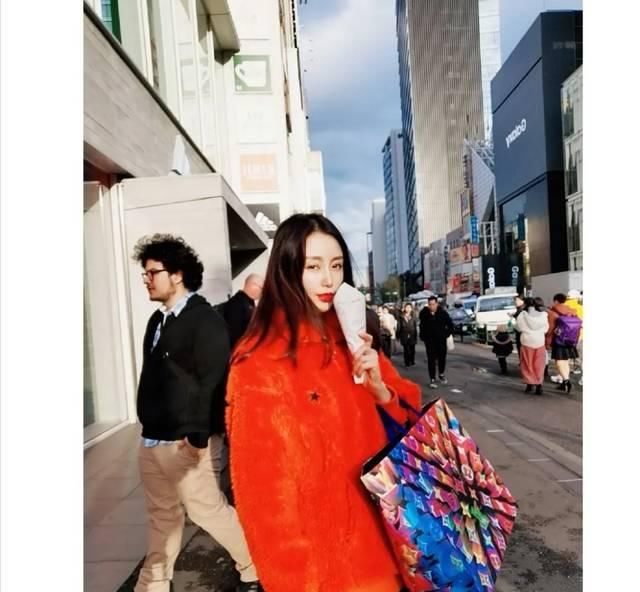  父女■她谈父女恋7年败5亿，离婚千万卖女拖垮前夫，35似嫩妹超潇洒