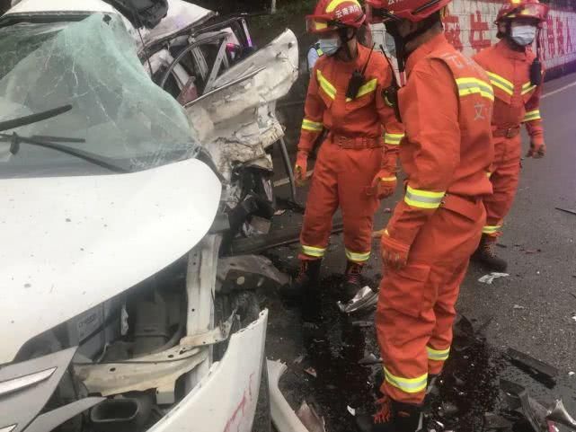 【越野车】西畴兴街往西畴方向发生车祸，雨后路滑，请小心行驶！