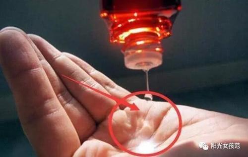 药店一元一瓶的药水，睡觉前抹上两滴，对淡化皱纹补水有帮助