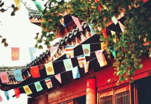 国内众多寺庙商业化严重，和尚们集体喊冤，网友：原来如此