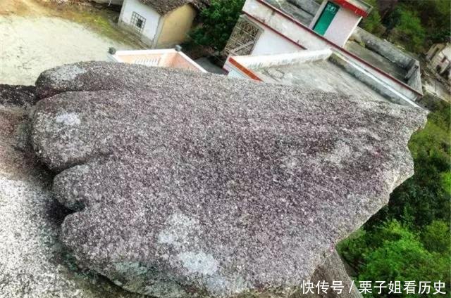 广东发现一奇石，被雷劈开一条缝，石顶还冒出巨大的“脚趾”！