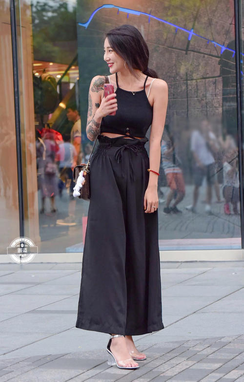 路人街拍,花臂小姐姐,笑起来有点小酒窝特别美