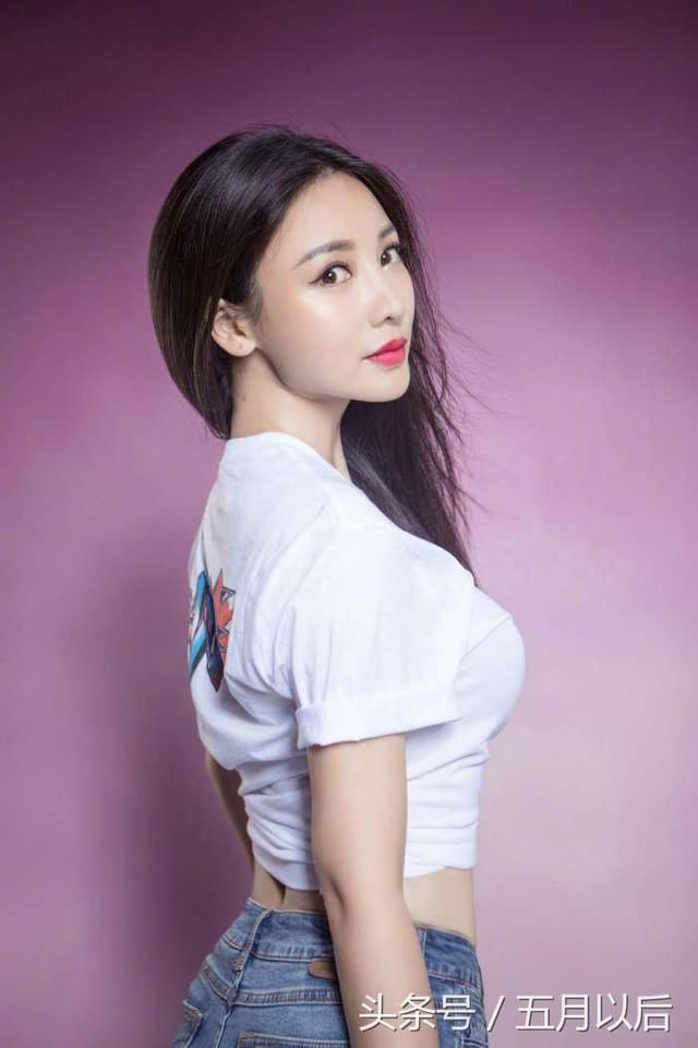 柳岩厉害了，T恤往身上一扭立马变成紧身衣，搭配短裤秀S曲线吸睛