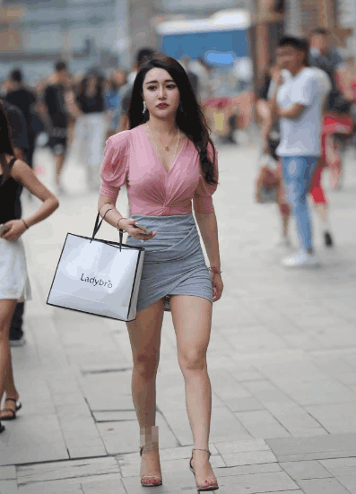 街拍: 贴身的粉色打底包臀裙, 走在街头都格外的自信
