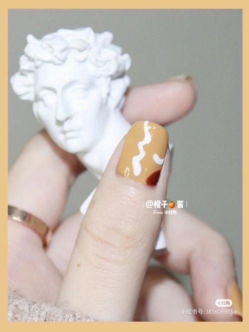  图源@不露脸的春天，当然要在指甲上做点花头啦！