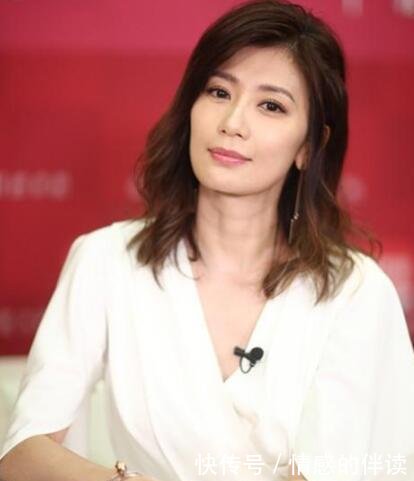 43岁贾静雯瘦到脸蛋凹陷，颧骨突出，网友：干瘦好丑