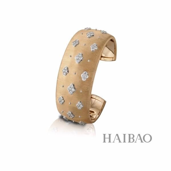 蕾哈娜 (Rihanna) 佩戴布契拉提  珠宝现身2019春夏巴黎男装周