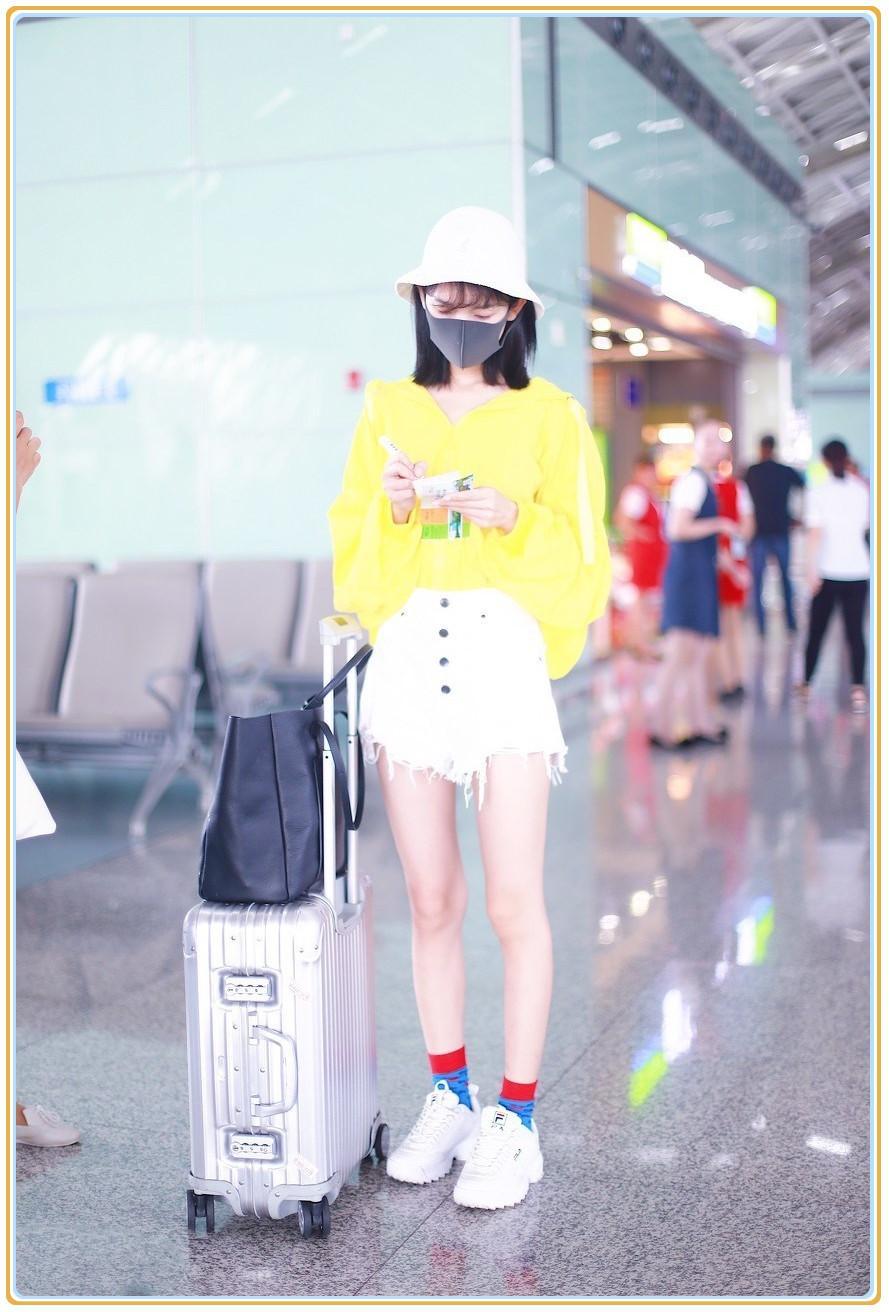 当江疏影和陈瑶同穿亮黄色上衣，才知道熟女和少女的差距有多大！