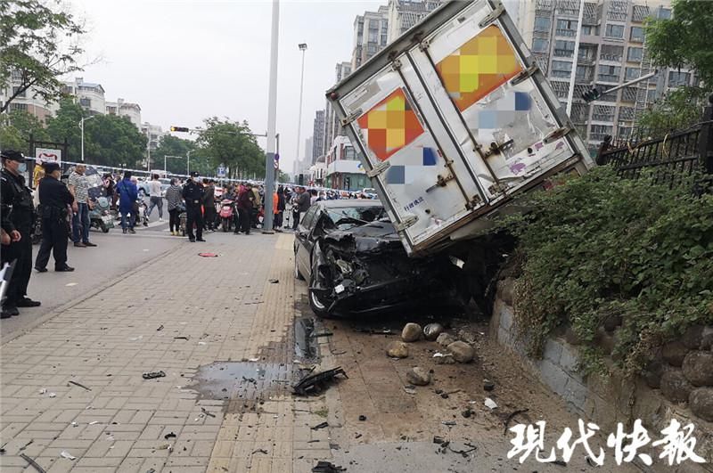 奔驰轿车：奔驰车逆行撞人撞车，司机：我也懵了