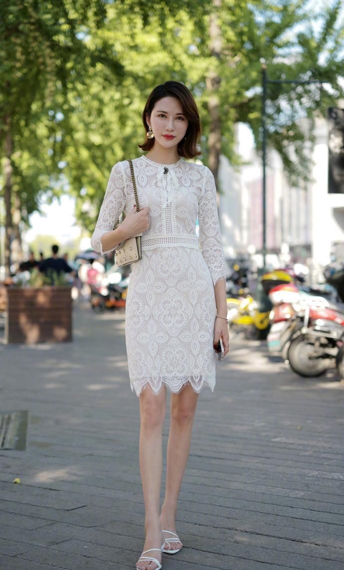 「美女」气质的街拍:洒脱自由的美女,穿出紧致身材