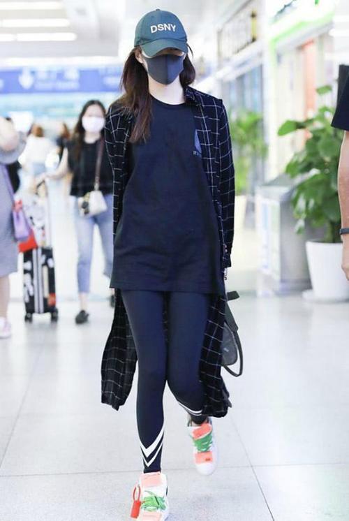 关晓彤为了显腿长，下身竟穿一条打底裤走机场，网友：气场二米八