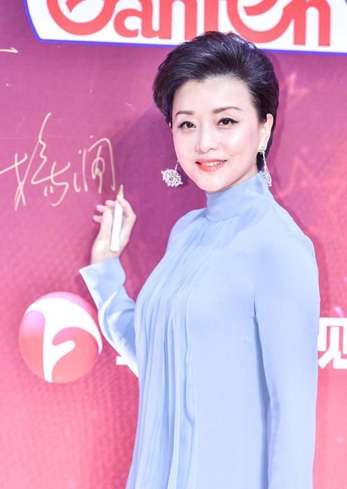  『凹凸』杨澜不老女神，穿浅蓝色连衣裙走红毯身材凹凸有致，依然年轻貌美