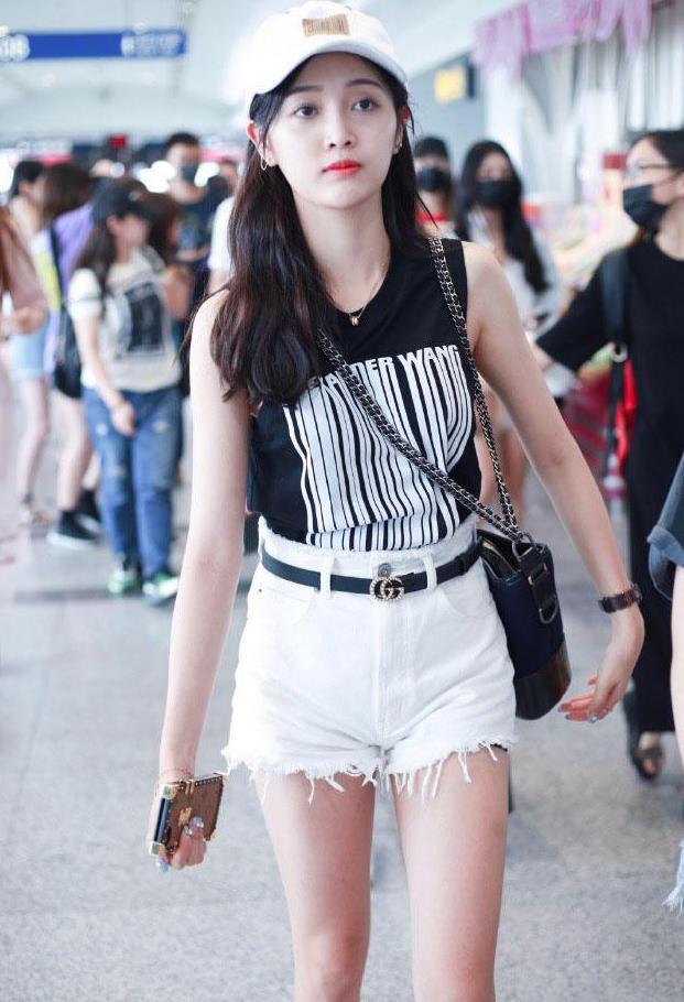 吴宣仪牛仔短裤太紧穿出倒三角，衣衫松垮露出蕾丝内搭，网友：内