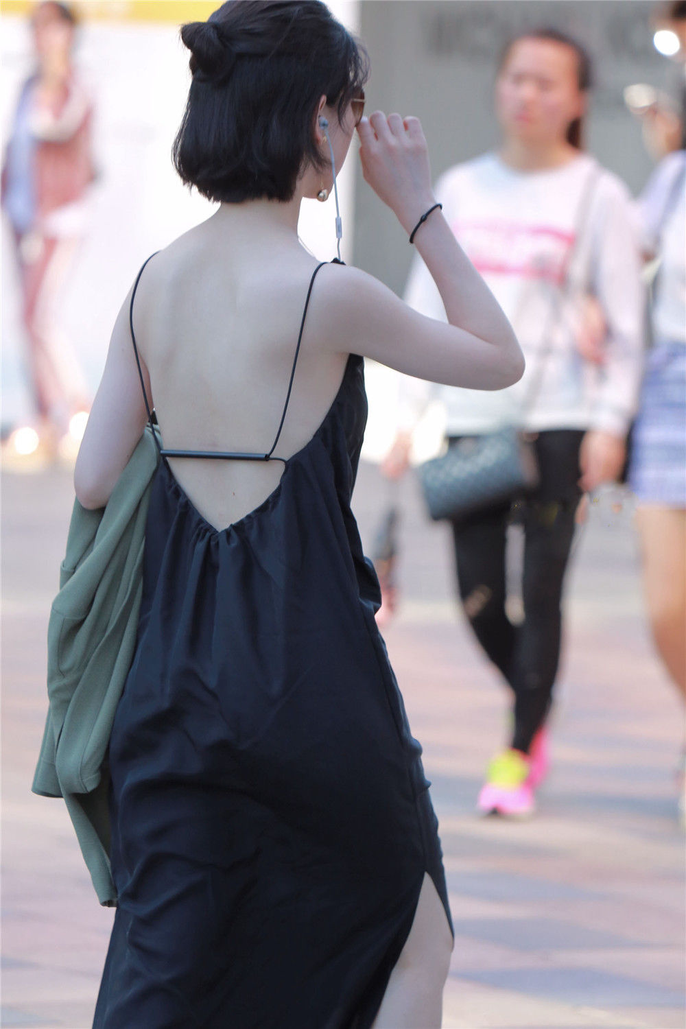 街拍:各式短发美女出街的搭配，这样穿你也可以很吸睛!