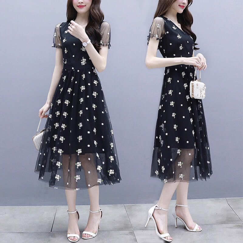 有种裙叫“A字裙”，比T恤有女人味，比套装显瘦，背影都迷死人