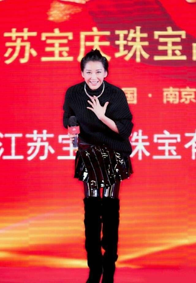 许晴年过半百，活得宛如20岁少女，网友:不老神话真不是盖的!