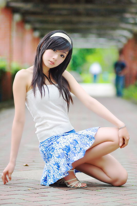 一个在城市公园里的美丽清纯淑女姑娘