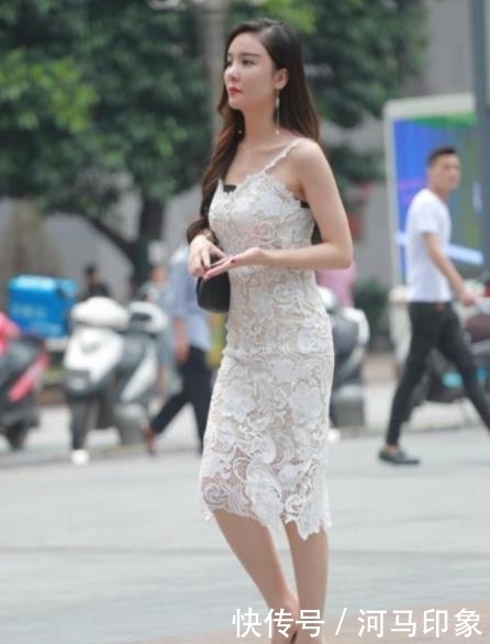 蓝色|街拍:小姐姐身穿白色的牛仔裤,搭配件蓝色的休闲上衣,看上去更加的完美秀气