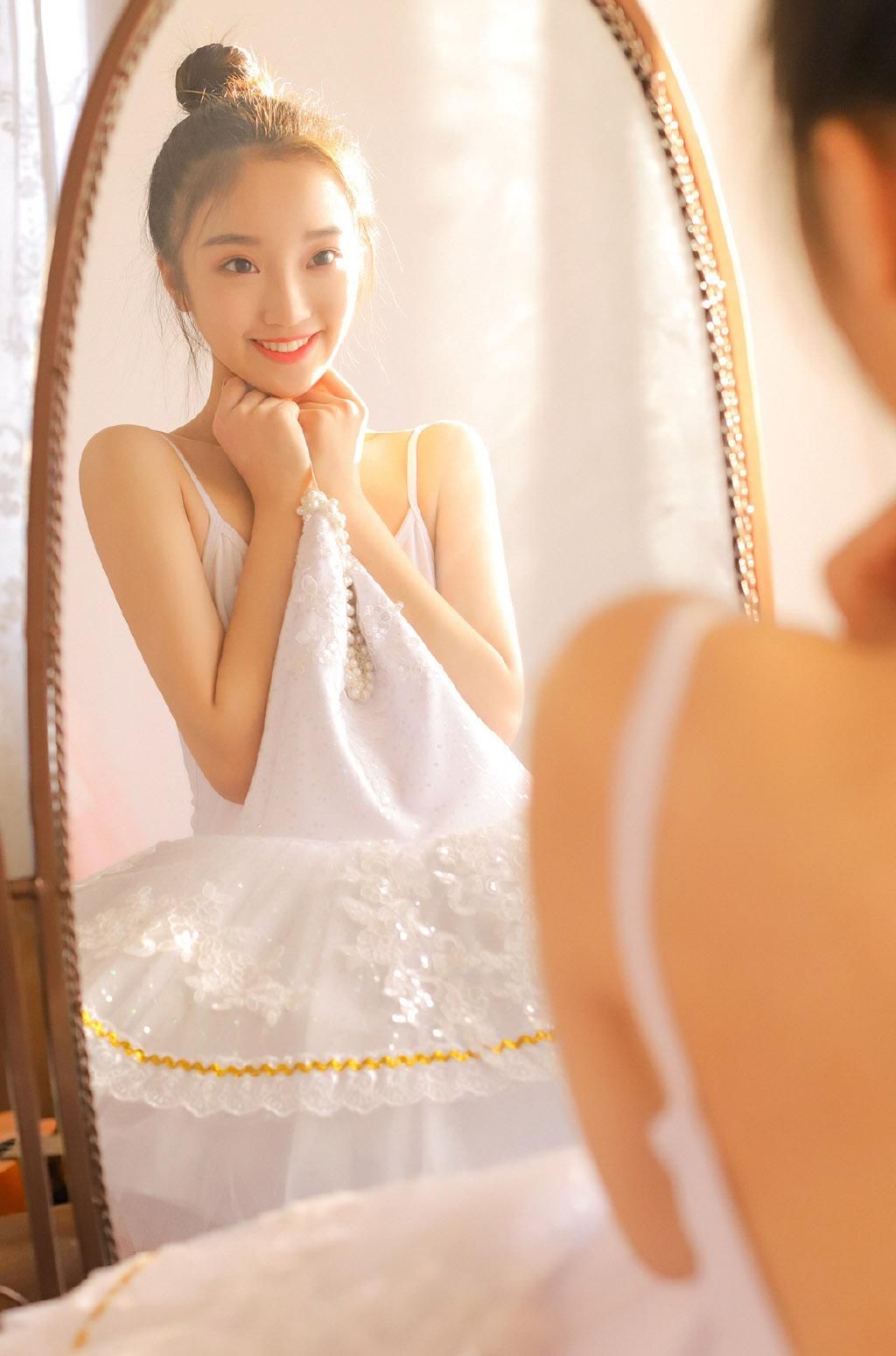 白丝美女吊带舞蹈服装性感图片