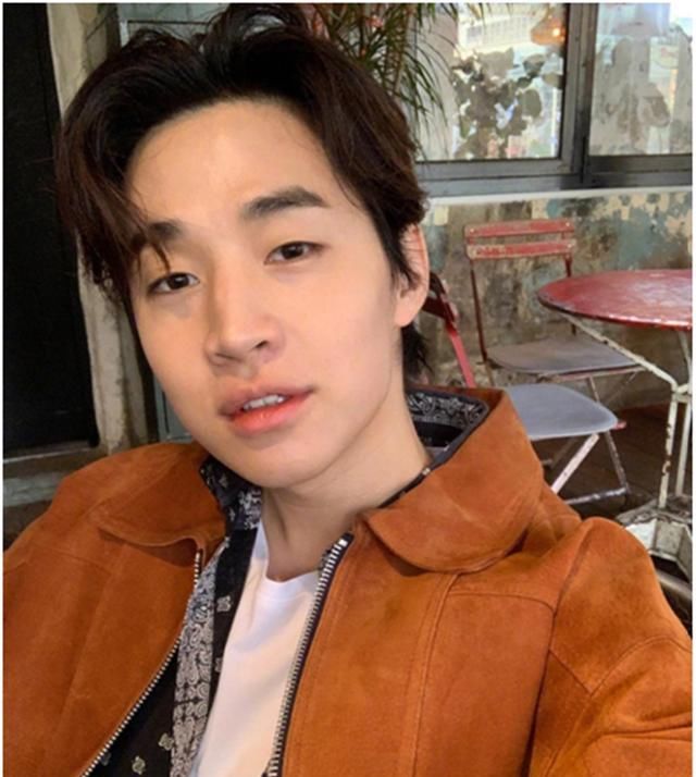 「凌乱」李宪华私下像个大男孩,发型凌乱衣品可一直在线,是美男无疑