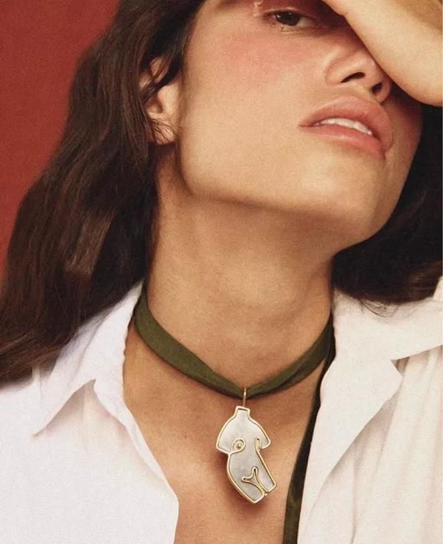 有一种“极简主义”，把女人的身体戴在耳朵上